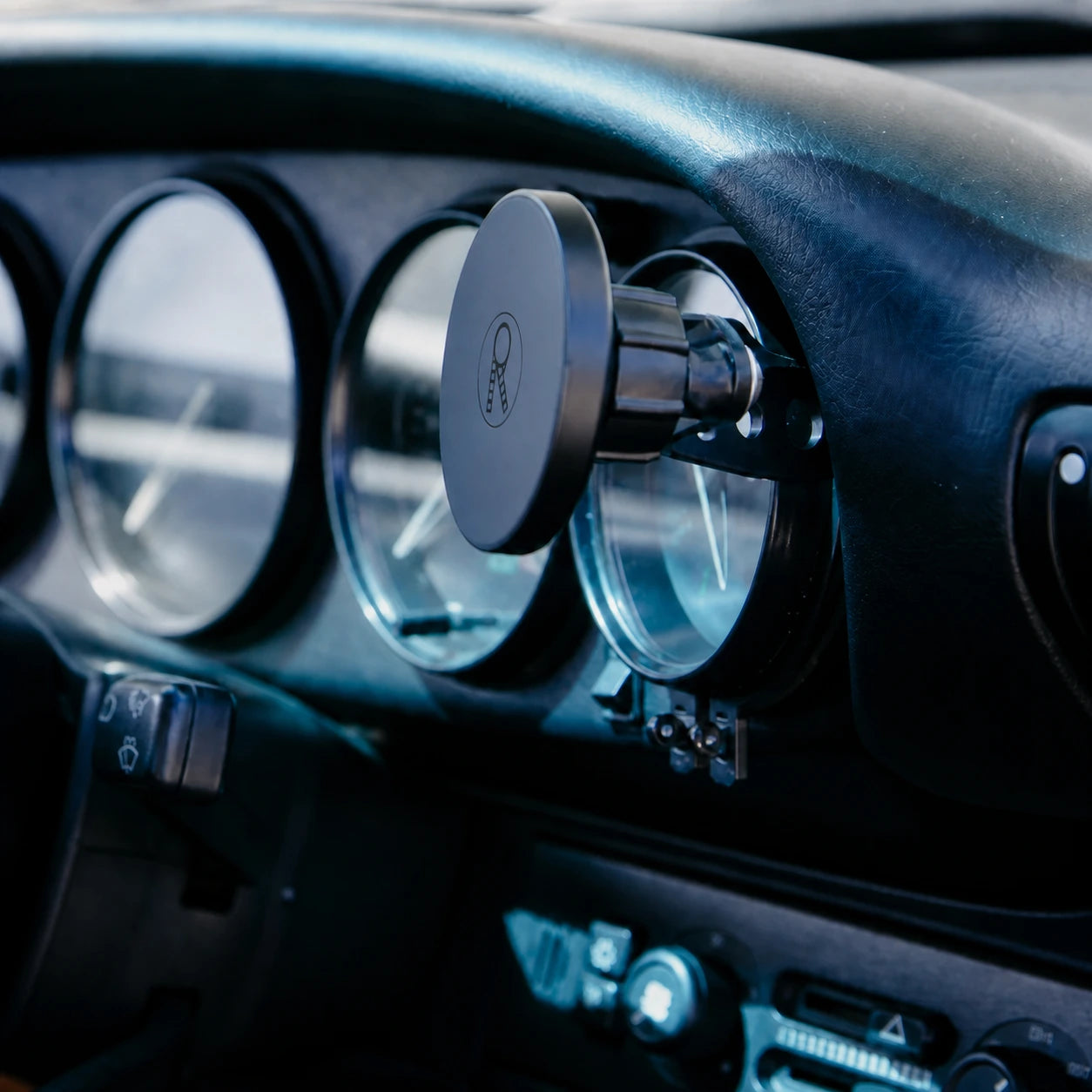 Rinashi Porsche 911 gauge phone mount with the current logo