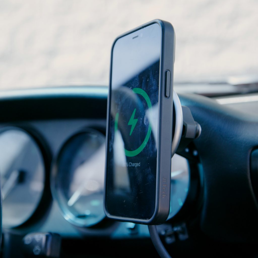 Smartphone charging wirelessly on Rinashi Porsche 911 gauge mount holder