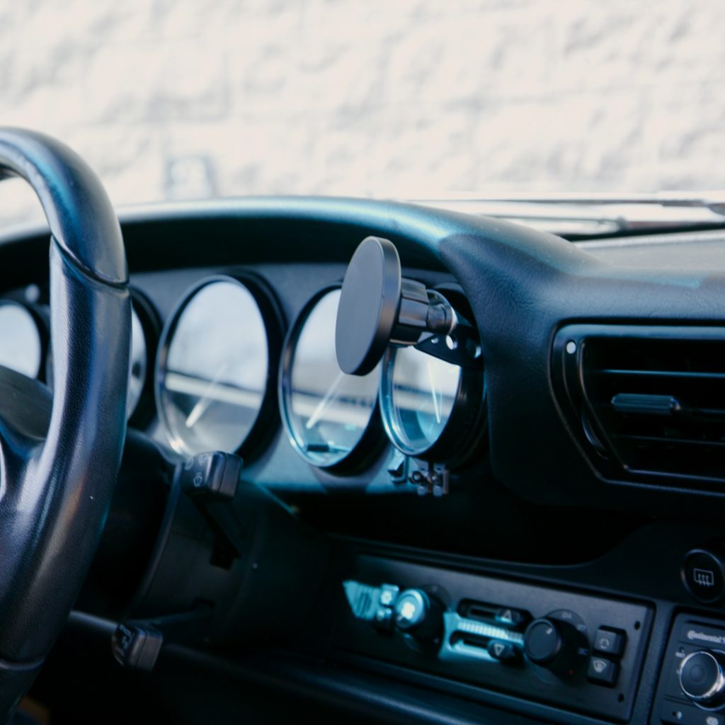 Rinashi classic 911 gauge mount phone holder installed on dashboard