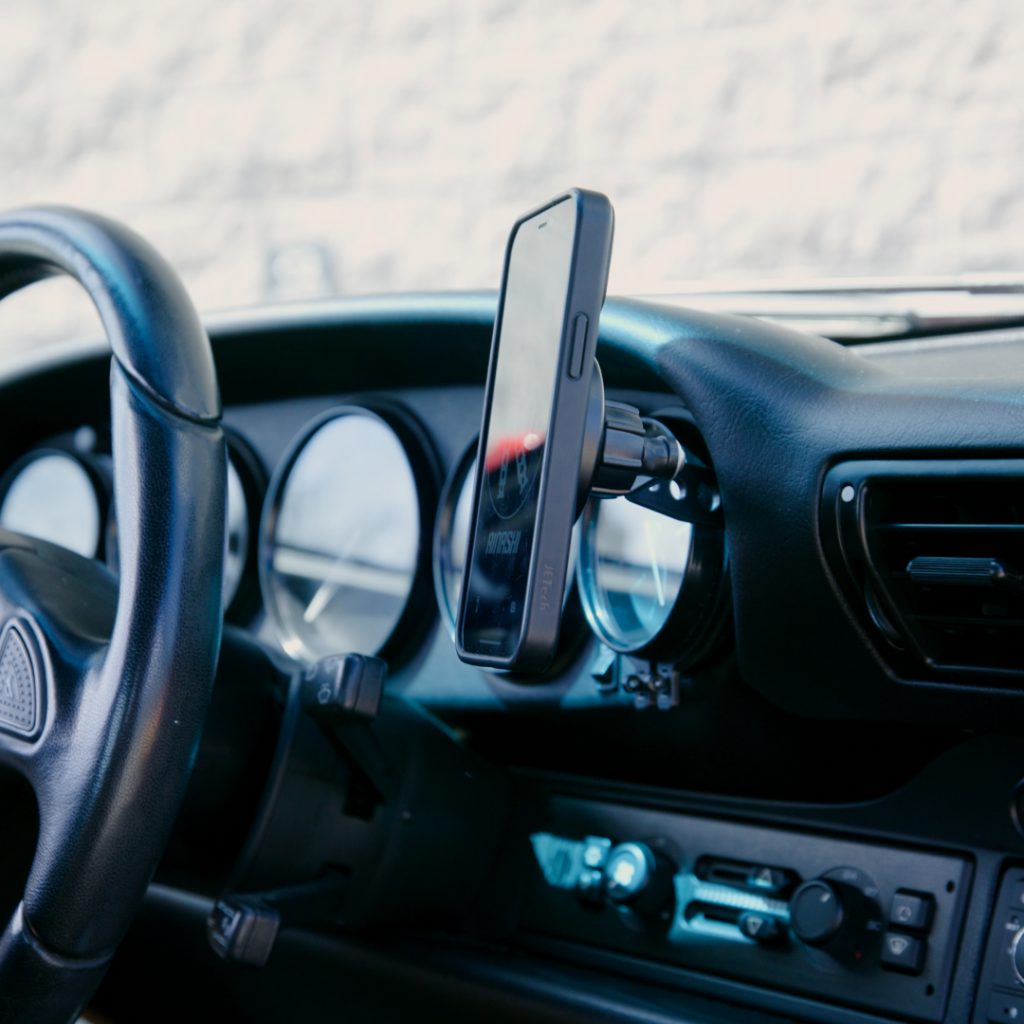 Rinashi classic 911 gauge mount phone holder with smartphone installed