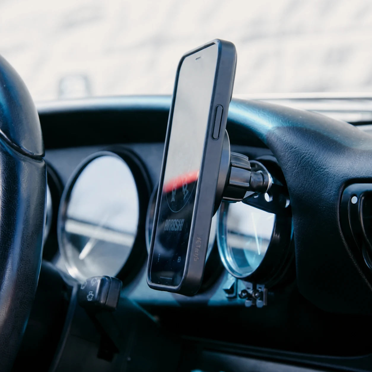 Rinashi gauge phone mount installed in an air-cooled Porsche 911